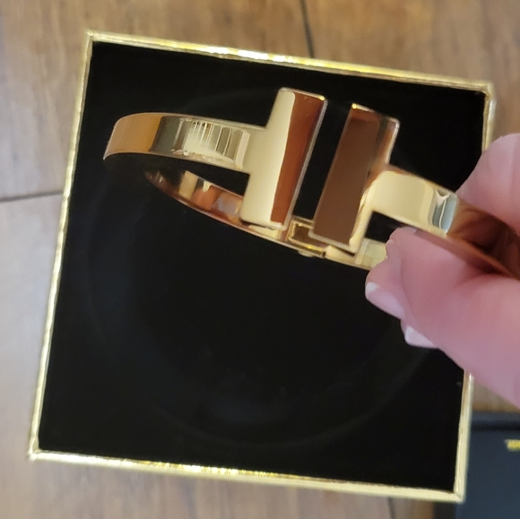 NIB TIFFANY STYLE BRACELET PURSE HOLDER ATTACHE GOLD TONE BAG HANGER HOOK TABLE - Picture 1 of 3